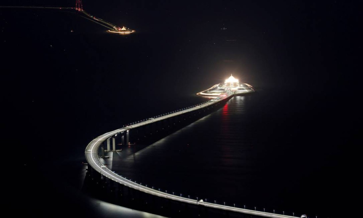 Ponte tem ilhas artificiais que funcionam como entrada de túnel abaixo do oceano: medida foi feita para que navios possam trafegar livremente pela área Foto: BOBBY YIP / REUTERS