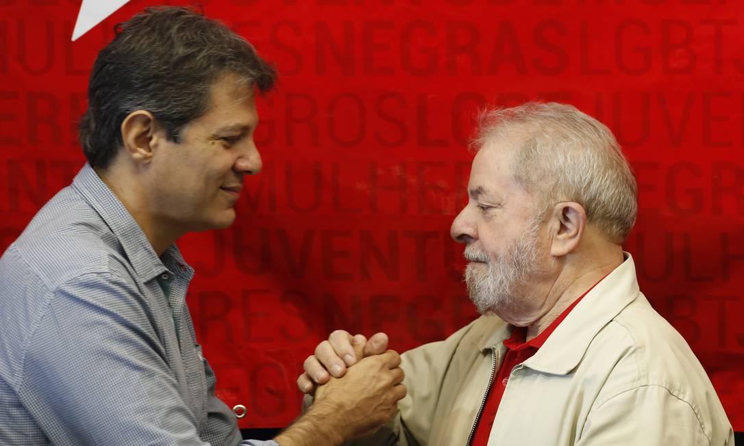 O ex-presidente Lula cumprimenta Haddad, durante evento na Assembleia Legislativa de São Paulo Foto: Edilson Dantas / Agência O Globo (10/06/2017)