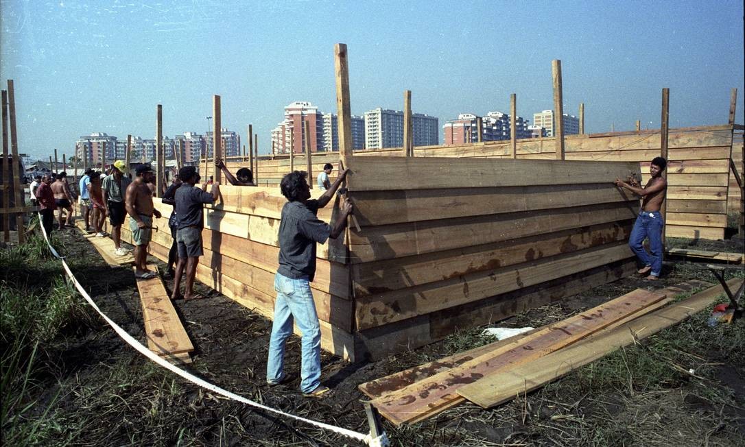 Em foto de 1991, operários constroem casas em área invadida de Rio das Pedras Carlos Carvalho em 12/04/1991 / Agência O Globo