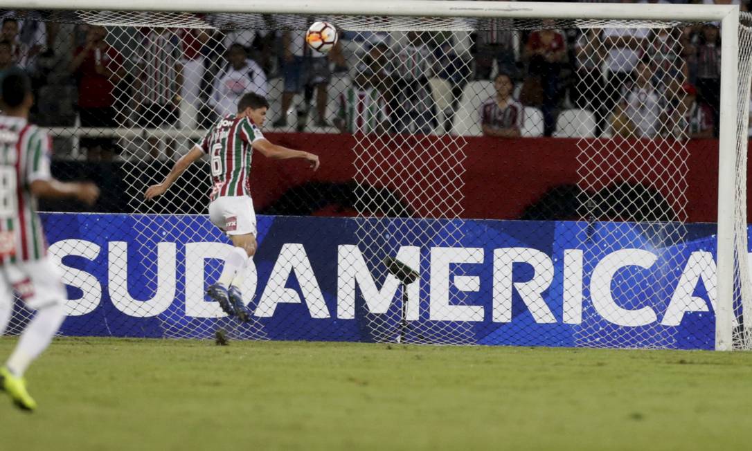 Ayrton Lucas tira a bola de cabeça, evitando o gol do Nacional Foto: MARCELO THEOBALD / Agência O Globo