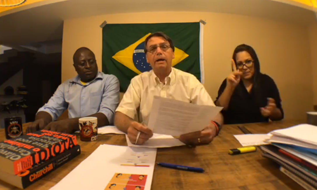 Jair Bolsonaro (PSL) faz transmissão ao vivo em página nas redes sociais Foto: Reprodução 