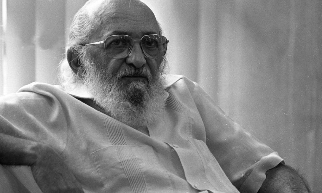 
Paulo Freire começou a atuar como educador em 1947
Foto: Arquivo O Globo 1989 / Silvio Correra