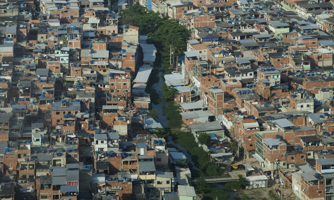 De acordo com delegado, quitinetes de prédios ilegais são vendidos "no osso" por R$ 45 mil Gabriel Monteiro / Agência O Globo