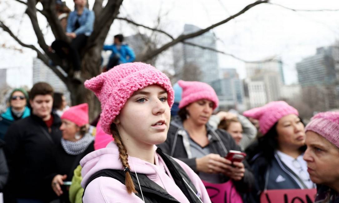 Marcha das Mulheres: manisfestantes protestam contra a posse de Donald Trump com os “pussy hats” na cabeça Foto: Maddie Meyer / Getty Images