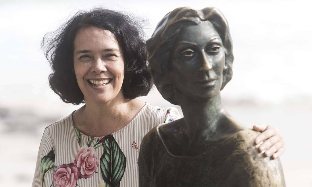 Teresa Montero ao lado da estátua de Clarice Lispector, no Leme. Foto: Daniel Ramalho / Divulgação