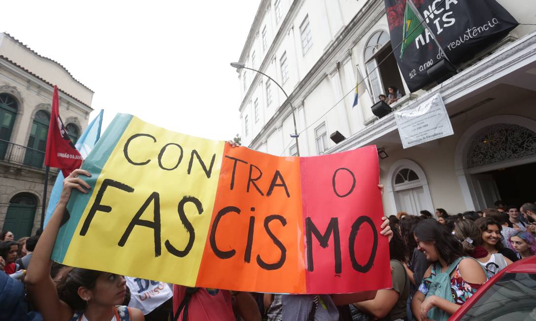 Alunos protestam em frente ao prédio do TRE-RJ após ações da Justiça Eleitoral em universidades Foto: Marcio Alves / O Globo