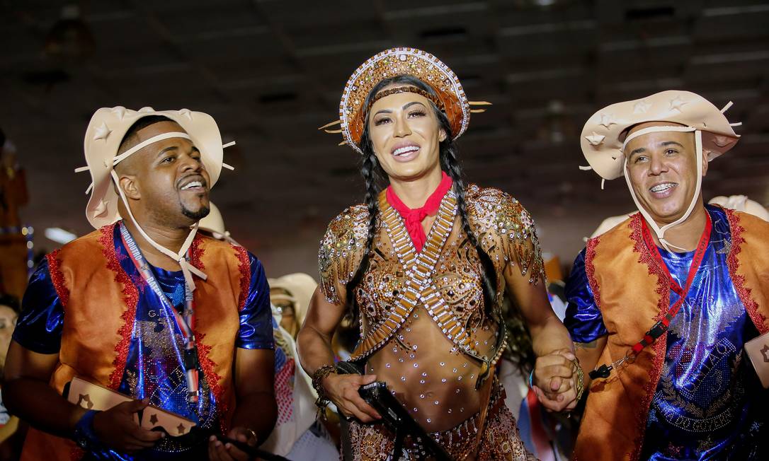 
A rainha da Baterilha Gracyanne Barbosa entre ritmistas da escola na grande final da escolha do samba
Foto:
Divulgação
/
União da Ilha
