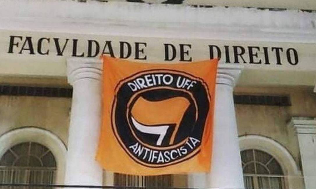 Bandeira "Direito UFF Antifascista" estava na faculdade de Direito da Universidade Federal Fluminense (UFF) e foi retirada por fiscais do TRE-RJ Foto: Reprodução
