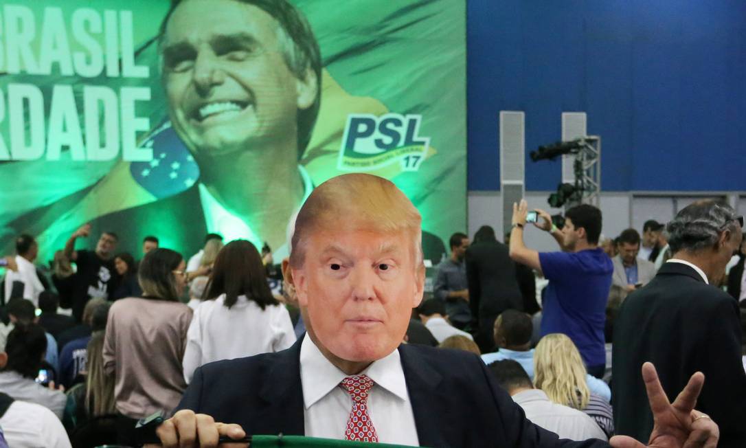 Homem usa máscara do presidente americano, Donald Trump, no lançamento da candidatura de Jair Bolsonaro (PSL), em 22 de julho, no Rio de Janeiro Foto: Guilherme Pinto / Agência O Globo