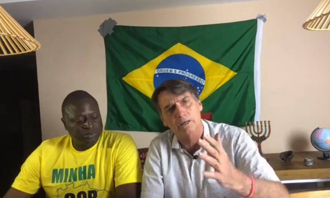 Jair Bolsonaro faz transmissão ao vivo ao lado de Hélio Bolsonaro, eleito deputado federal Foto: Reprodução/Facebook