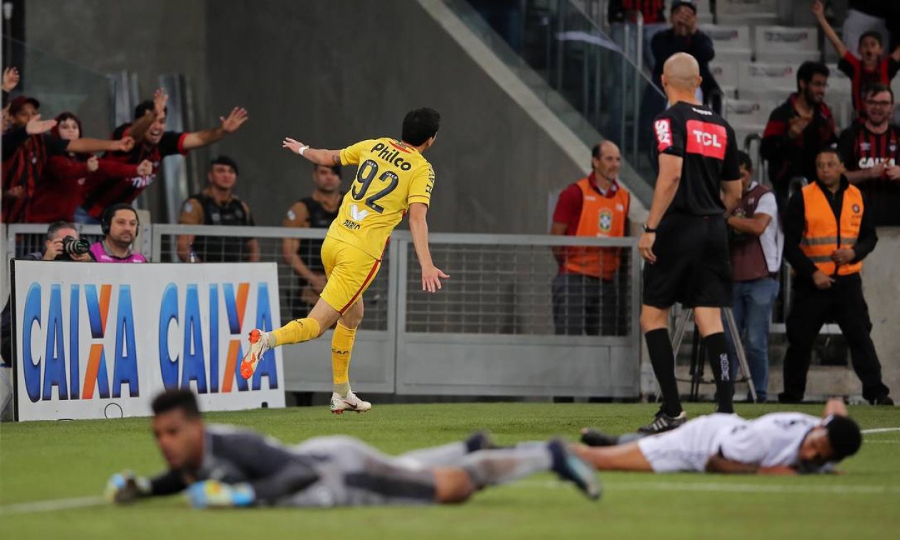 Botafogo perde de virada para o Atlético-PR em Curitiba e segue ...