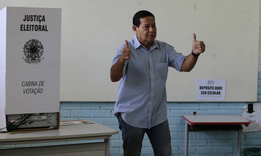 Mourão faz sinal de positivo na sessão eleitoral de escola militar de Brasília Foto: Jorge William / Agência O Globo