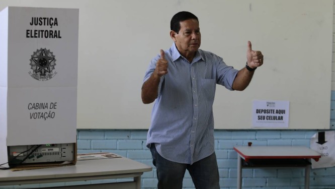 MourÃ£o faz sinal de positivo na sessÃ£o eleitoral de escola militar de BrasÃ­lia Foto: Jorge William / AgÃªncia O Globo