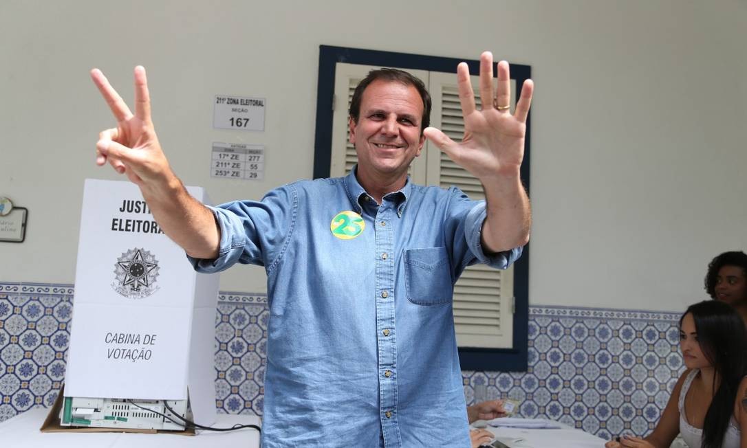 Eduardo Paes vota no Gávea Golf Club, em São Conrado Foto: Marcia Foletto / Marcia Foletto