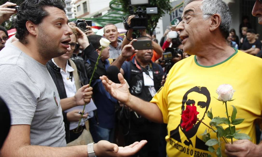 Petista entrega rosas para eleitor de Bolsonaro Foto: MIGUEL SCHINCARIOL / AFP