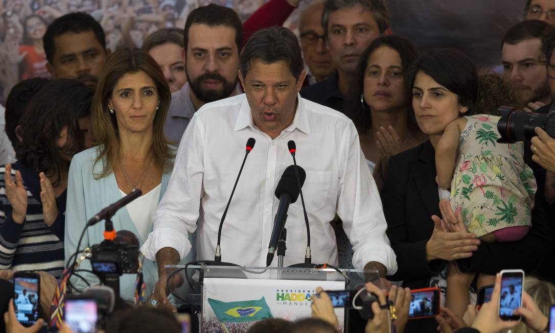 Haddad discursa ao lado de apoiadores, após o resultado das eleições Foto: Edilson Dantas / Agência O Globo