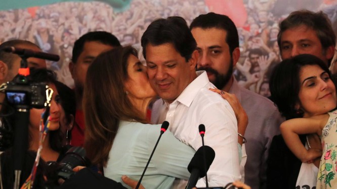 Fernando Haddad, candidato à Presidência pelo PT, recebe beijo da mulher, Ana Estela Haddad Foto: PAULO WHITAKER / REUTERS