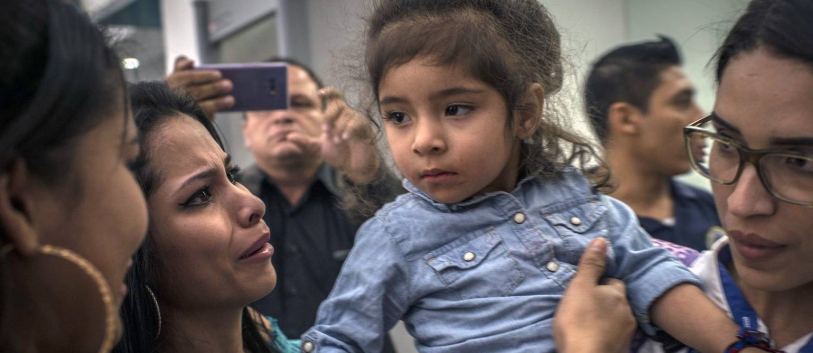 Fernanda Jacqueline Davila,de 2 anos, é recebida pela sua família em Honduras após meses sozinha nos EUA Foto: DANIELE VOLPE / NYT