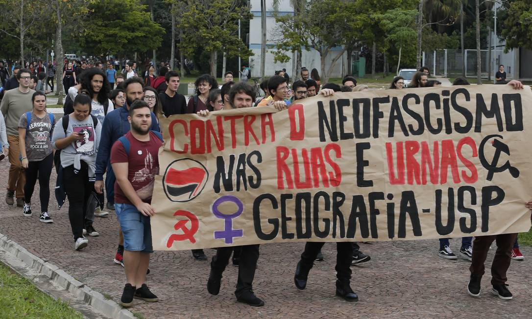 Manifestação de alunos da USP contra Bolsonaro Foto: Edilson Dantas / Agência O Globo