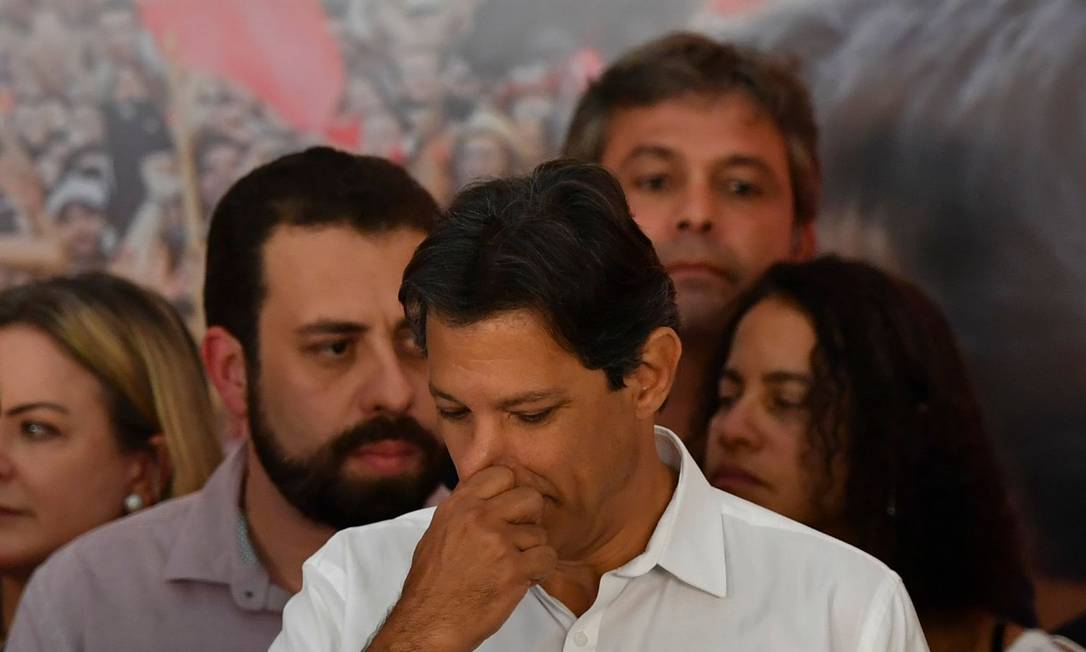 O candidato do PT, Fernando Haddad, durante discurso em que reconheceu a derrota Foto: Nelson Almeida/AFP/28-10-2018