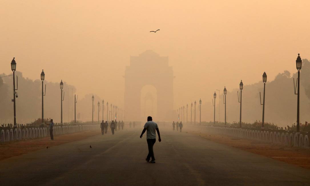 
Pessoas caminham em meio à névoa de poluição atmosférica em Nova Déli, Índia: 93% das crianças com menos de 15 anos no munto estão exposta a níveis de material particulado ‘fino’ maiores que os recomendados
Foto:
Anushree Fadnavis/REUTERS
