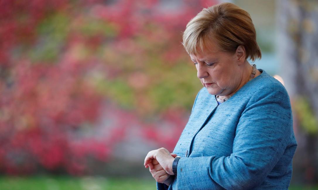 Chanceler federal alemã, Angela Merkel, espera líderes africanos para conferência em Berlim; ela já anunciou sua gradual retirada política Foto: HANNIBAL HANSCHKE / REUTERS