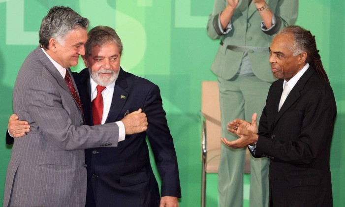 Lula, ao lado de Gil, apresenta o novo ministro da Cultura, Juca Ferreira, em 2008 Foto: Roberto Stuckert Filho / Arquivo