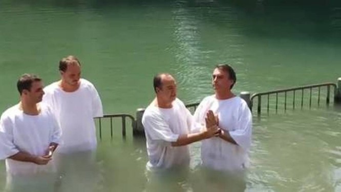 O presidente eleito em viagem a Israel em 2016, quando foi batizado no Rio Jordão pelo Pastor Everaldo Foto: Reprodução