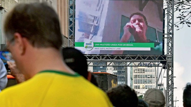 Na Avenida Paulista, apoiadores de Bolsonaro acompanham o discurso no qual prometeu cortar a verba publicitária de seu governo Foto: NELSON ALMEIDA/AFP