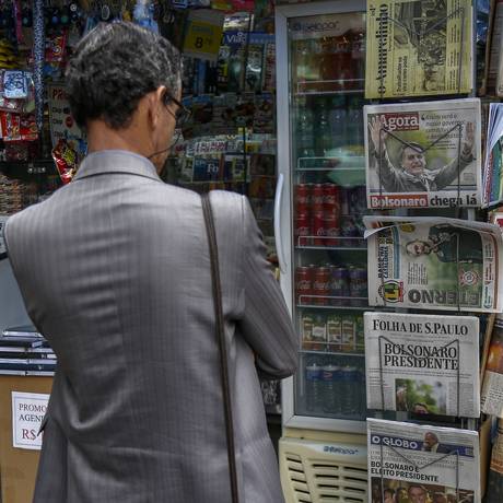 Jornais em exibição numa banca de São Paulo com a cobertura da vitória de Bolsonaro. Com suas ameaças aos jornais, o presidente eleito se junta a detratores da imprensa livre como Donald Trump (EUA), Recep Tayyip Erdogan (Turquia) e Rodrigo Duterte (Filipinas) Foto: MIGUEL SCHINCARIOL / AFP