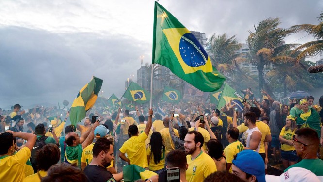 Apoiadores do presidente eleito Jair Bolsonaro comemoram sua vitória, em frente ao condomínio em que mora o pesselista na Barra da Tijuca, na Zona Oeste do Rio de Janeiro Foto: Phil Clarke Hill / Agência O Globo