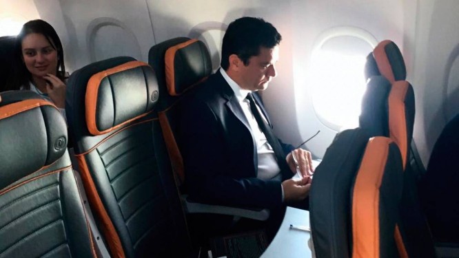 O juiz Sergio Moro levou, no voo de Curitiba para o Rio,o livro com 70 propostas legislativas de combate à corrupção construídas por dezenas de organizações lideradas pela Transparência Internacional Foto: Agência O Globo
