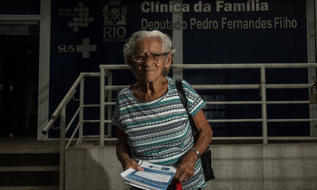 Dona Nilza tinha horário marcado no grupo de pacientes hipertensos na Clínica da Família Deputado Pedro Fernande Filho, mas a atividade não aconteceu por causa da greve Foto: Brenno Carvalho / Brenno Carvalho
