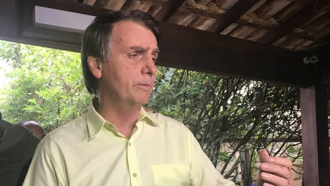 Jair Bolsonaro faz coletiva de imprensa na casa dele na Barra Foto: STRINGER / REUTERS