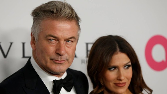 O ator Alec Baldwin ao lado da mulher, Hilaria Baldwin, durante evento em Nova York em 2017 Foto: Shannon Stapleton / REUTERS