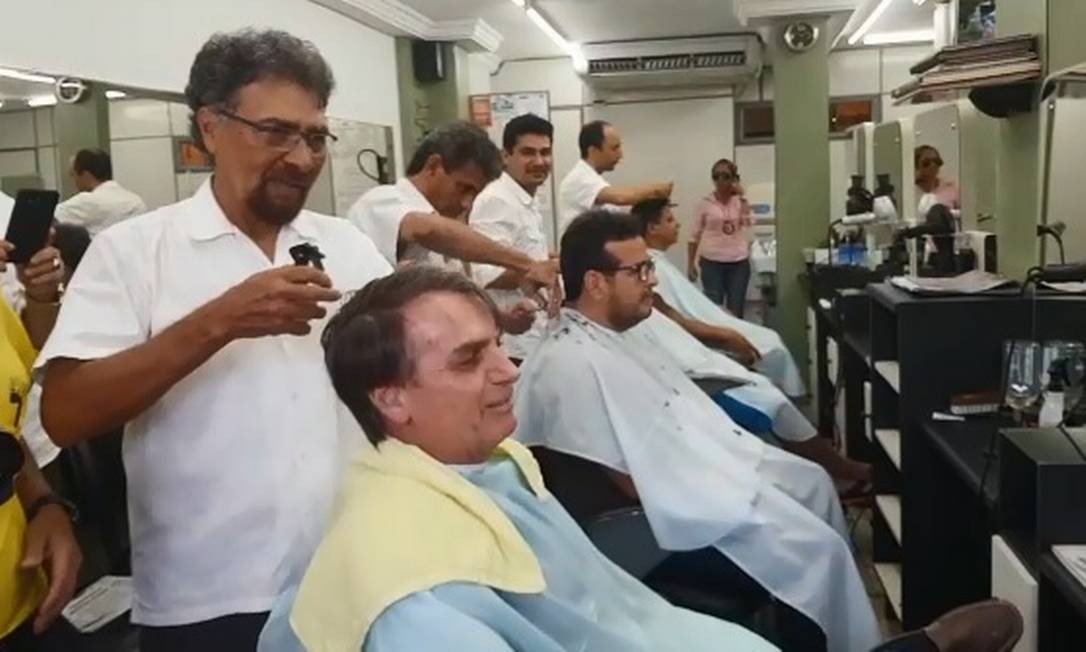 Antônio de Oliveira corta cabelo de Bolsonaro, futuro presidente, há 26 anos Foto: Reprodução