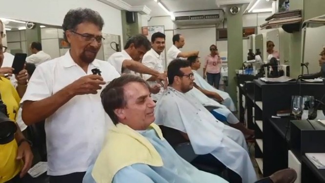 Antônio de Oliveira corta cabelo de Bolsonaro, futuro presidente, há 26 anos Foto: Reprodução