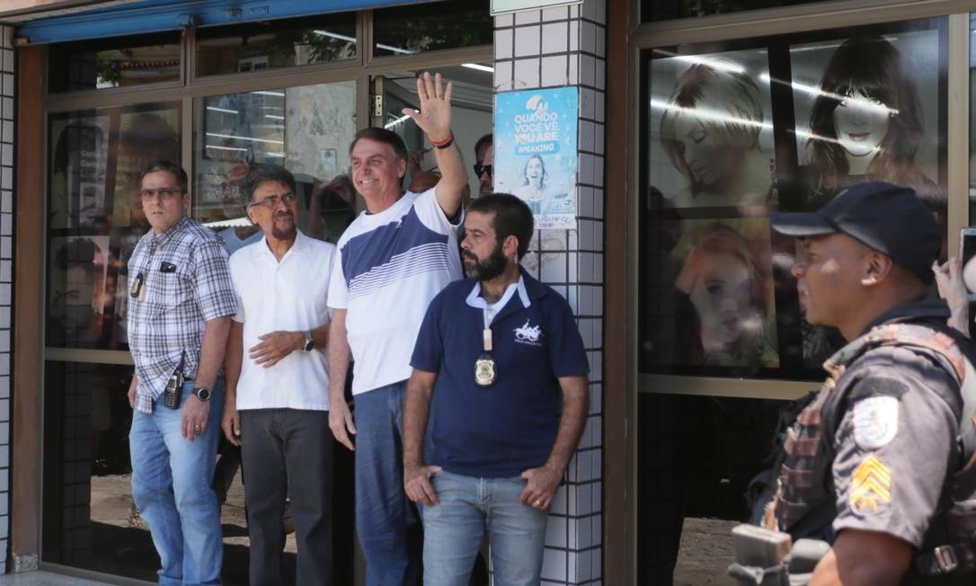 Jair Bolsonaro ao deixar salão em Bento Ribeiro Foto: Cléber Júnior / Agência O Globo