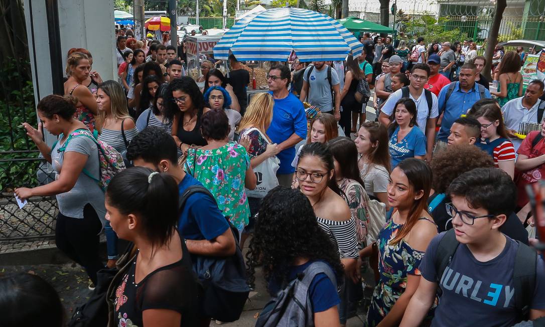 Candidatos do Enem entram para fazer a prova pouco depois que os portões da Universidade Veiga de Almeida, no Maracanã, são abertos Foto: Marcelo Regua / Agência O Globo