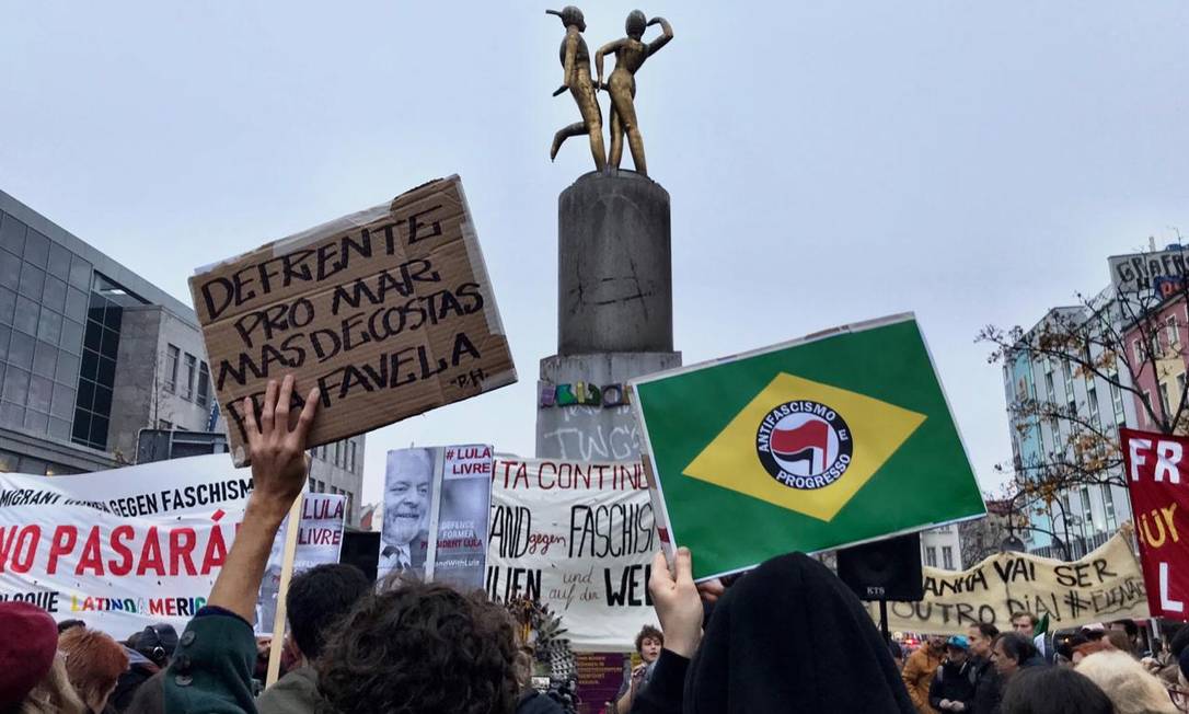 Protesto contra o presidente eleito do Brasil, Jair Bolsonaro, em Berlim, na Alemanha Foto: Foto / Bernardo Mello Franco