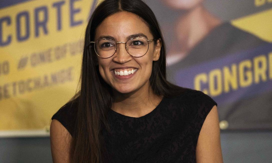 Alexandria Ocasio-Cortez foi eleita pelo Partido Democrata a uma vaga no Congresso pelo distrito do Bronx, em Nova York Foto: DON EMMERT / AFP