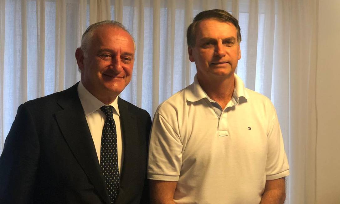 O embaixador da Itália no Brasil, Antonio Bernardini, ao lado do presidente eleito Jair Bolsonaro Foto: Divulgação