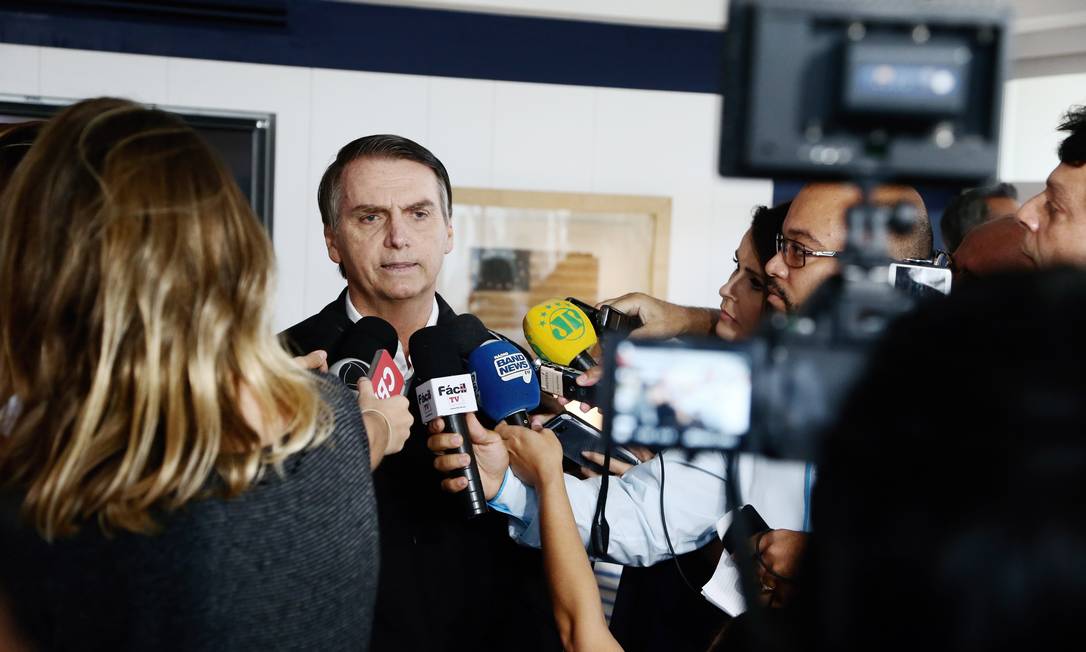 Jair Bolsonaro, durante entrevista à imprensa Foto: Fabiano Rocha/Agência O Globo/20-10-2018