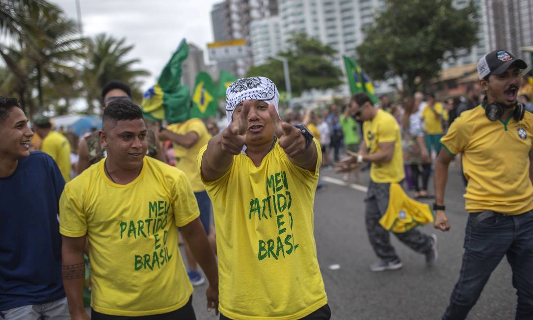 Apoiadores de Bolsonaro fazem manifestação na Barra da Tijuca, Rio de Janeiro Foto: MAURO PIMENTEL / AFP