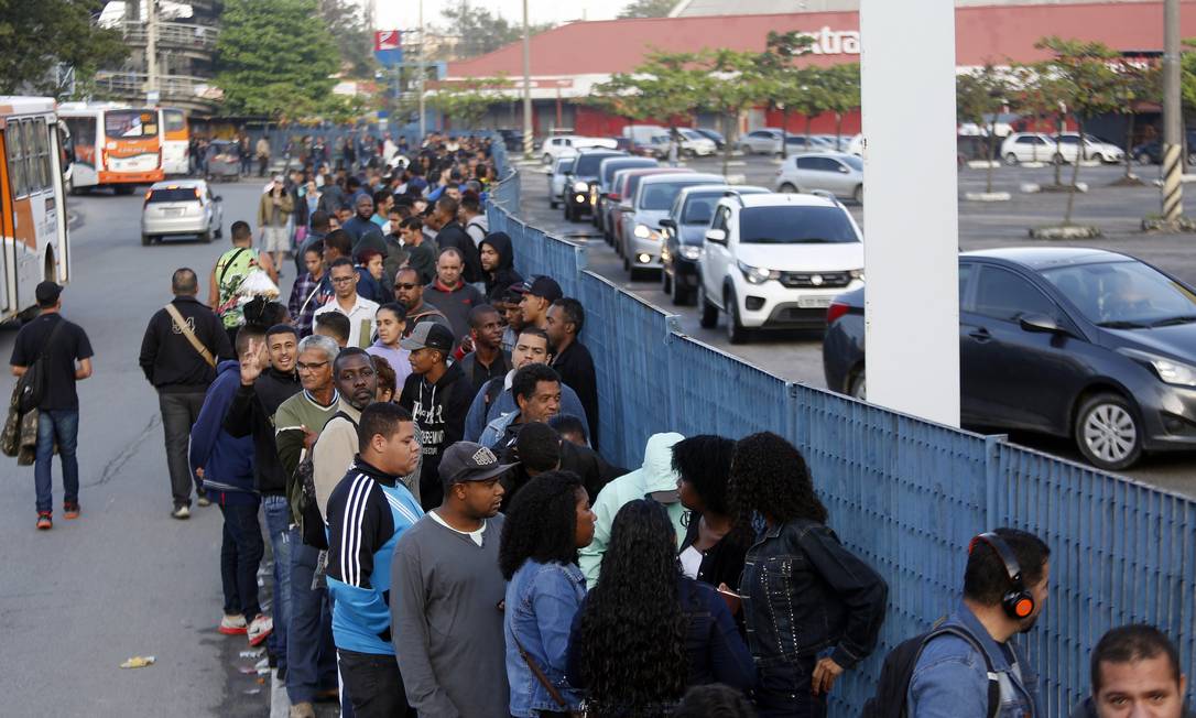 Desempregados formam uma longa fila a procura de empregos, no Rio Foto: Marcos de Paula / Agência O Globo