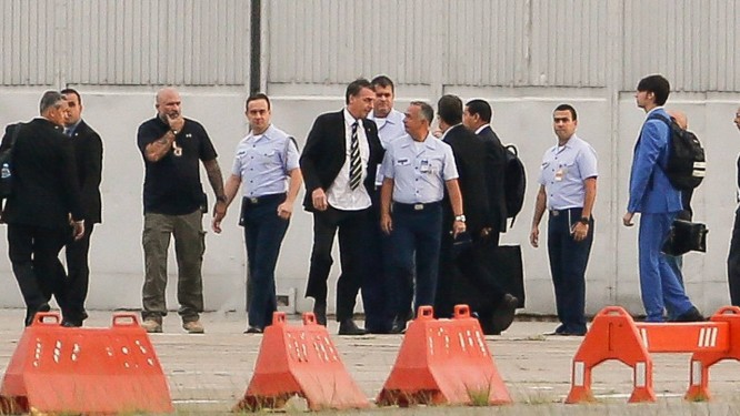 O presidente eleito Jair Bolsonaro se prepara para embarcar no Galeão com destino a Brasília Foto: Pablo Jacob/O GLOBO