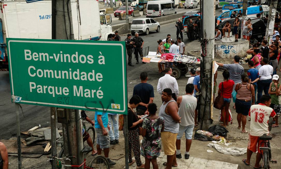 Moradores na entrada da Maré, onde pelo menos quatro pessoas morreram em uma operação da PM Foto: Brenno Carvalho / Agência O Globo