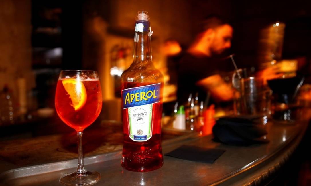 O coquetel Spritz com Aperol é servido no bar "Spirit de Milan", em Milão, Itália Foto: Reuters