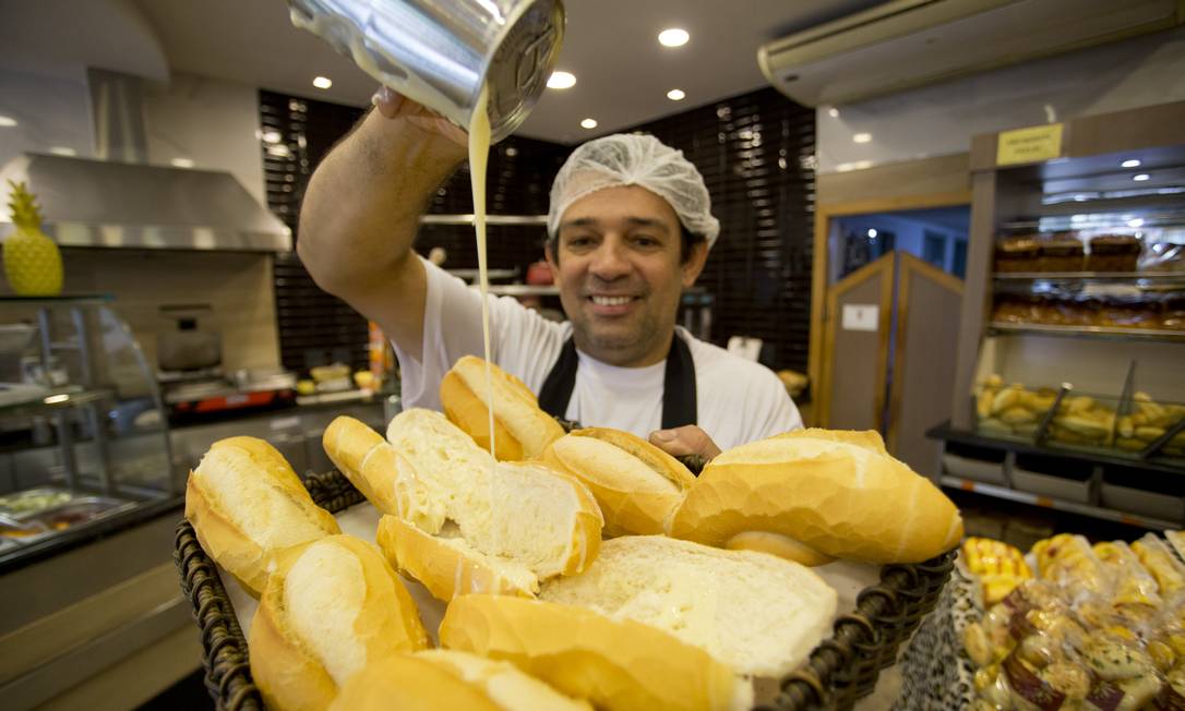 Na padaria Flor da Tijuca, o padeiro Ianaldo Alves coloca leite condensado no pão francês Foto: Márcia Foletto / Agência O Globo