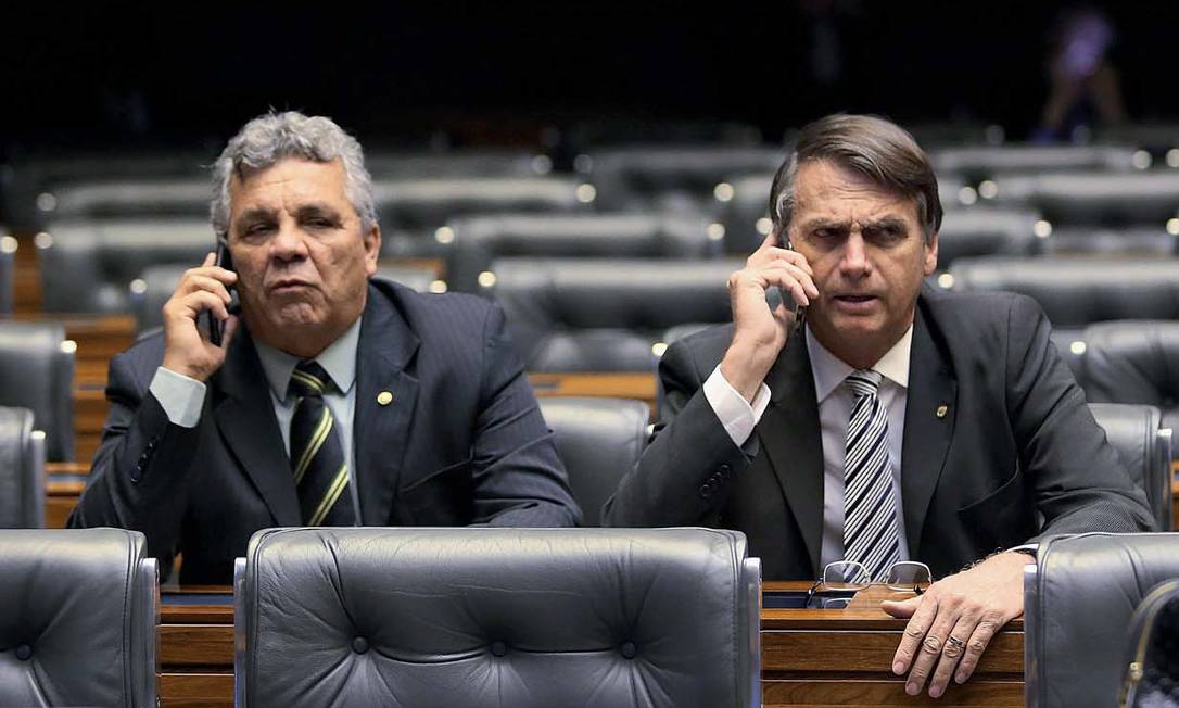 Fraga e Bolsonaro, no plenário da Câmara. Retraído e pouco expansivo, o presidente eleito sempre procurava a companhia do ex-colega de corridas de fundo Foto: Aílton de Freitas / Agência O Globo